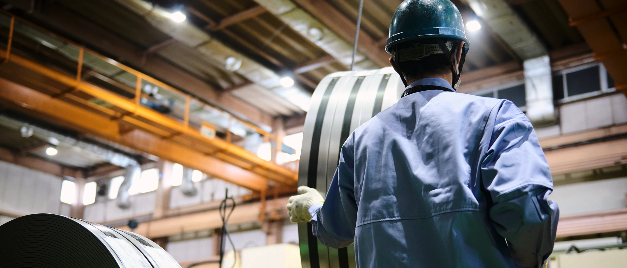 秦野精密で働く人々